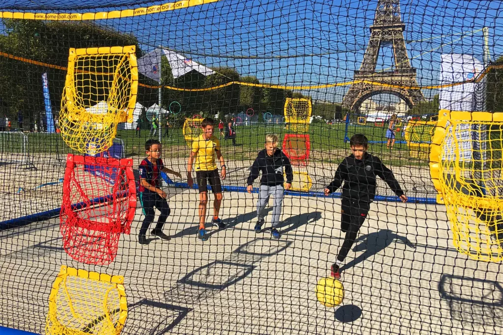 home ball foot devant la tour eiffel